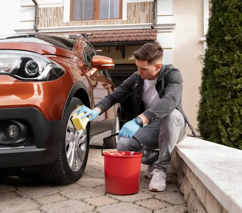 Lavage auto à domicile Plouigneau : professionnel intervenant sur un véhicule